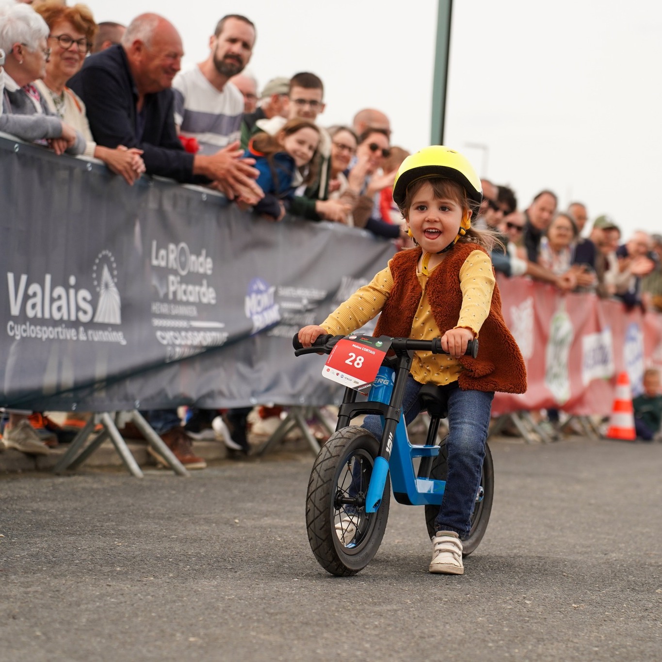 👧👦 Une grande nouveauté pour la Cyclosportive du Valais 2026 : la KIDS RACE ! 🚴‍♂️

Parce que la passion du vélo se partage en famille, la Cyclosportive du Valais accueille désormais une épreuve dédiée aux plus jeunes !

🏁 Ouverte aux catégories U7 à U15, cette course se déroulera en marge de la cyclosportive sur un circuit urbain sécurisé, à parcourir plusieurs fois selon les catégories. L'occasion pour les enfants de vivre leur propre expérience de course, pendant que les parents profitent eux aussi de leur journée de vélo.

💥 Une ambiance festive, un parcours dynamique et le plaisir de rouler comme les grands… tout est réuni pour faire de cette journée un véritable rendez-vous familial !

🤝 Cette nouvelle épreuve est organisée en partenariat avec @cyclophile_sedunois 

👉 Toutes les informations sont à découvrir ici :
https://cyclosportive-valais.ch/journee/kids/

On vous attend nombreux à Sion le 1er août 2026 pour partager cette grande fête du vélo en famille ! 🚴❤️

𝐈𝐧𝐟𝐨𝐫𝐦𝐚𝐭𝐢𝐨𝐧𝐬 & 𝐢𝐧𝐬𝐜𝐫𝐢𝐩𝐭𝐢𝐨𝐧𝐬 ⤵️
✍️ https://cyclosportive-valais.ch

#CyclosportiveValais #Valais2026 #Cyclosportive #Cyclisme #Running