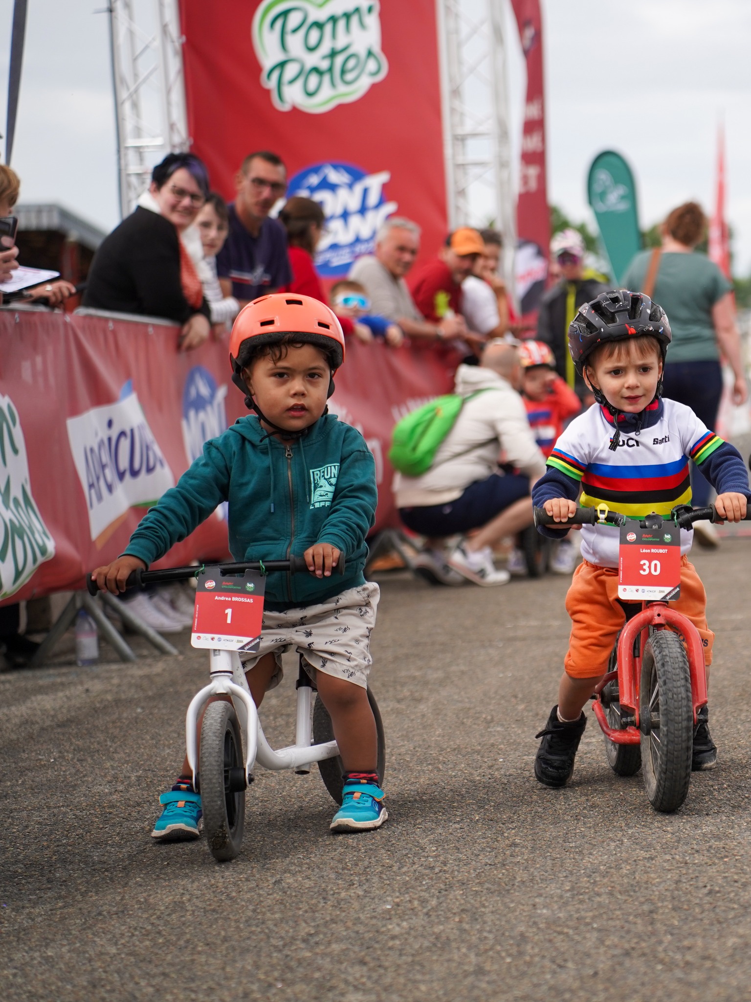 👧👦 Ouverture des inscriptions : la KIDS RACE ! 🚴‍♂️

Parce que la passion du vélo se partage en famille, la Cyclosportive du Valais accueille désormais une épreuve dédiée aux plus jeunes !

🏁 Ouverte aux catégories U7 à U15, cette course se déroulera en marge de la cyclosportive sur un circuit urbain sécurisé, à parcourir plusieurs fois selon les catégories. L'occasion pour les enfants de vivre leur propre expérience de course, pendant que les parents profitent eux aussi de leur journée de vélo.

💥 Une ambiance festive, un parcours dynamique et le plaisir de rouler comme les grands… tout est réuni pour faire de cette journée un véritable rendez-vous familial !

🤝 Cette nouvelle épreuve est organisée en partenariat avec Cyclophile Sédunois

👉 Toutes les informations sont à découvrir ici :
https://cyclosportive-valais.ch/journee/kids/

On vous attend nombreux à Sion le 1er août 2026 pour partager cette grande fête du vélo en famille ! 🚴❤️

#CyclosportiveValais #Valais2026 #Cyclosportive #Cyclisme #Running